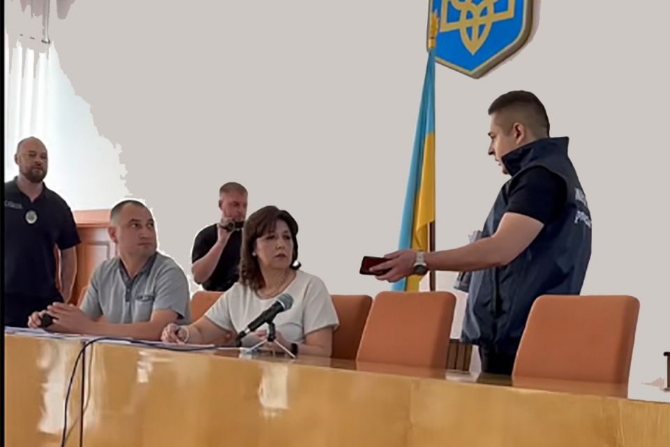 Голові Черняхівської селищної ради під час сесії оголошено про підозру