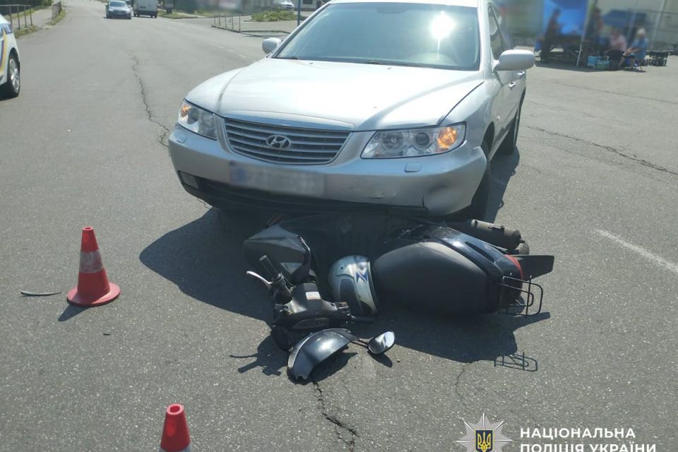 У Малині при зіткненні автівки і скутера постраждала пасажирка двоколісника