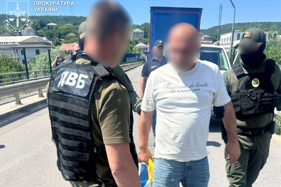 З Республіки Молдова в Україну екстрадували іноземця – учасника злочинної групи, яка збувала незаконно виготовлений алкоголь