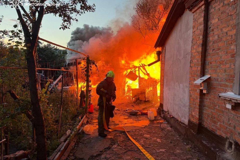 У Житомирі рятувальники горіло приватне домоволодіння