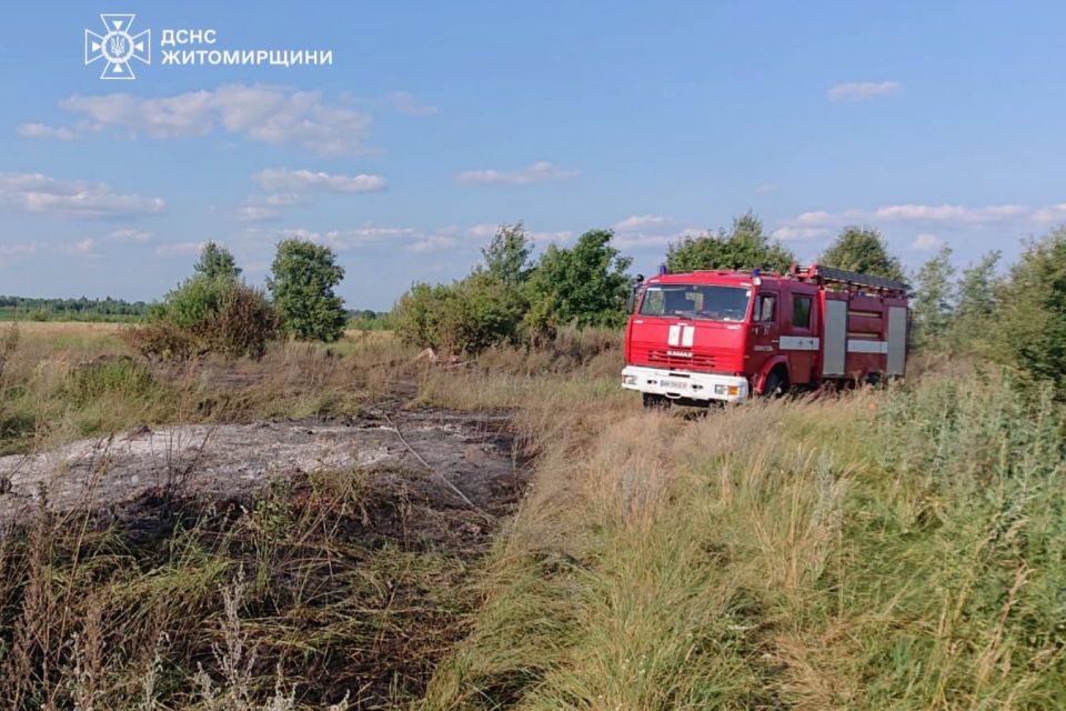 Чотири пожежі сухої рослинності загальною площею 3,82 га ліквідували вчора вогнеборці Житомирщини