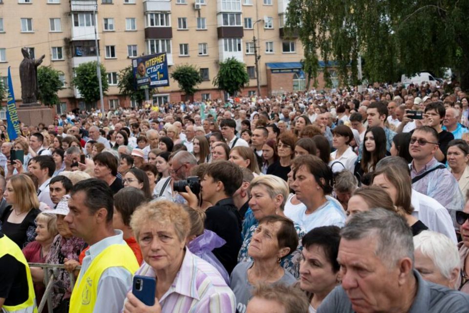 У Бердичеві близько 6 тисяч вірян об’єдналися у спільній молитві за Україну та справедливий мир