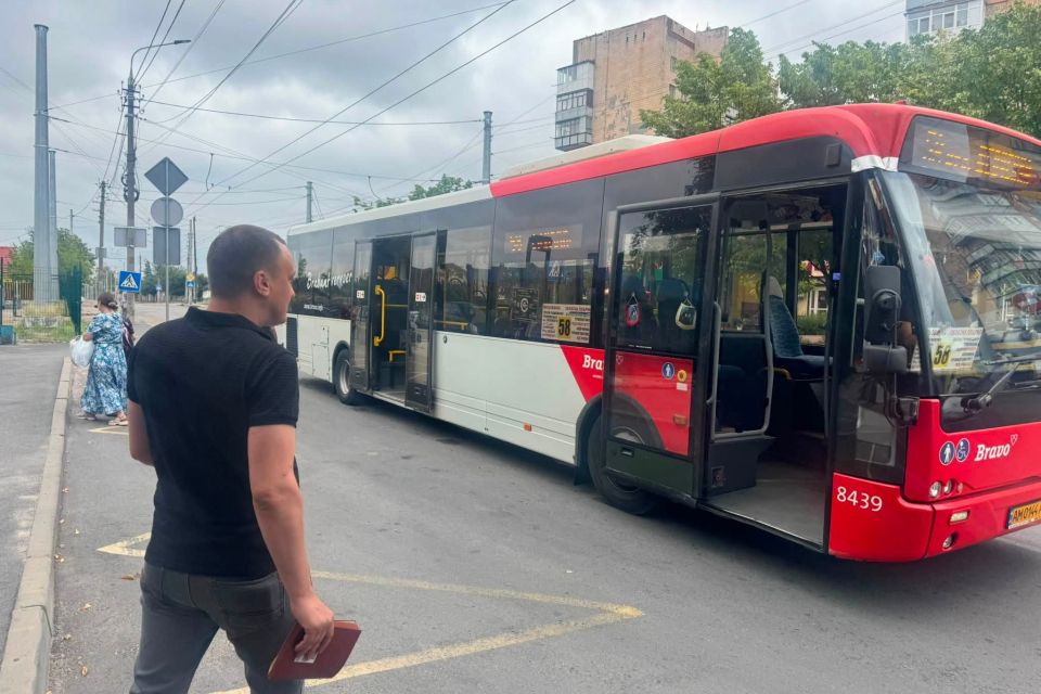 У Житомирі перевіряють перевізників міських автобусних маршрутів: на кількох маршрутах виявили порушення