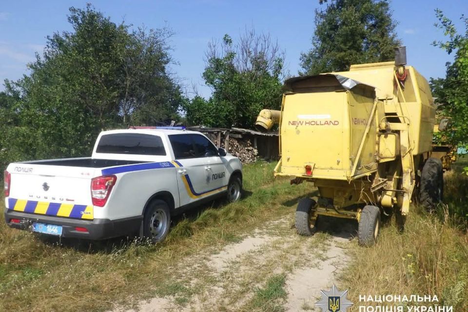 На Звягельщині керманичі комбайна і мотоцикла намагалися дати хабаря поліцейським для уникнення відповідальності за порушення ПДР