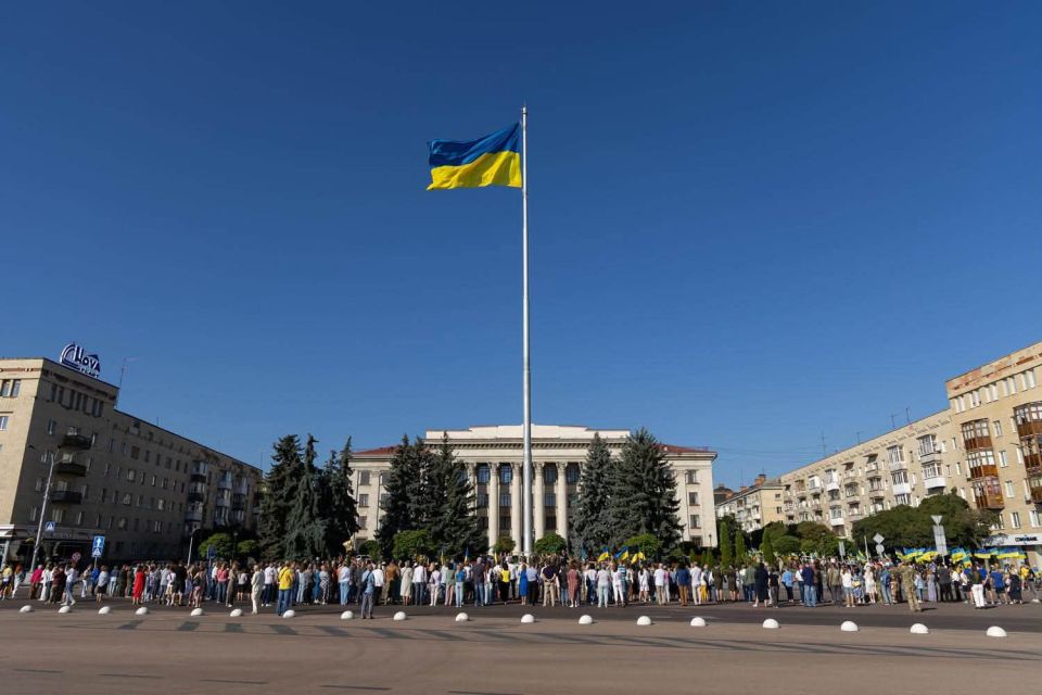 На майдані Соборному в Житомирі урочисто відзначили День Державного Прапора України