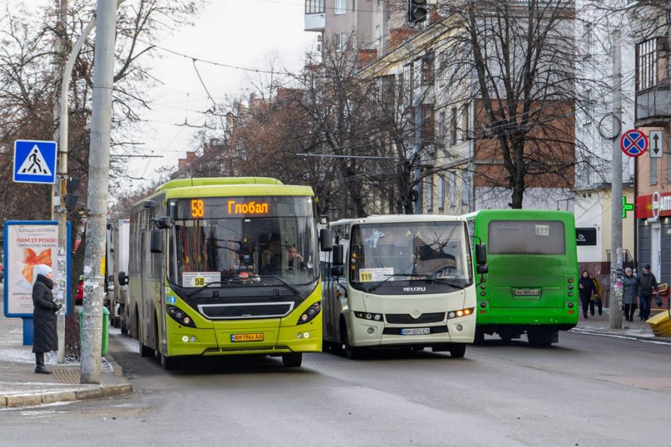 На чотирьох автобусних маршрутах Житомира змінили графіки руху