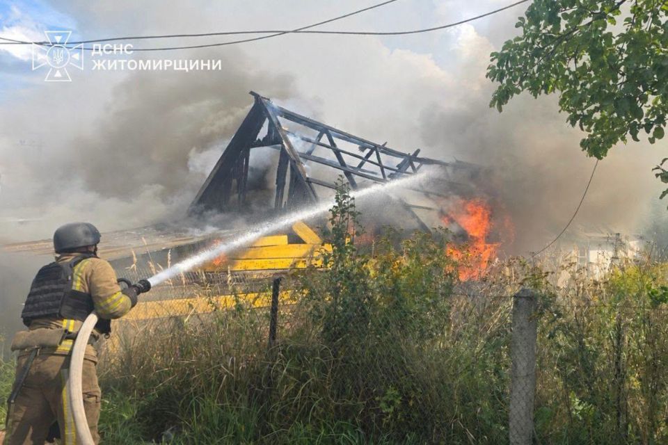 Рятувальники ліквідували пожежу в приватному домоволодінні в Овруцькій громаді, що сталася через російський обстріл