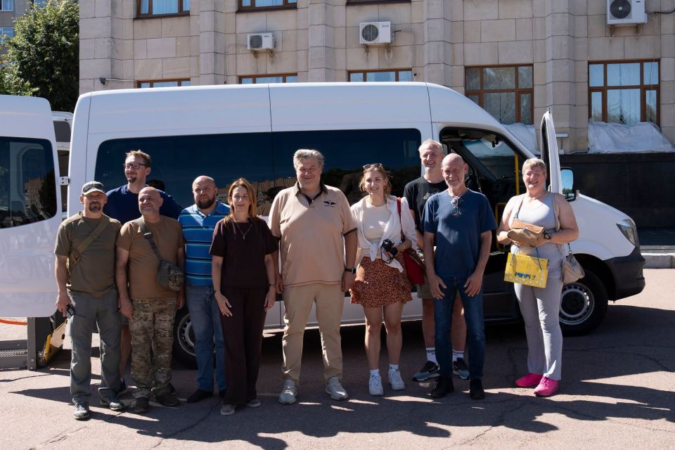 Нідерландський сімейний благодійний фонд передав мікроавтобус ветеранському хабу в Брусилові