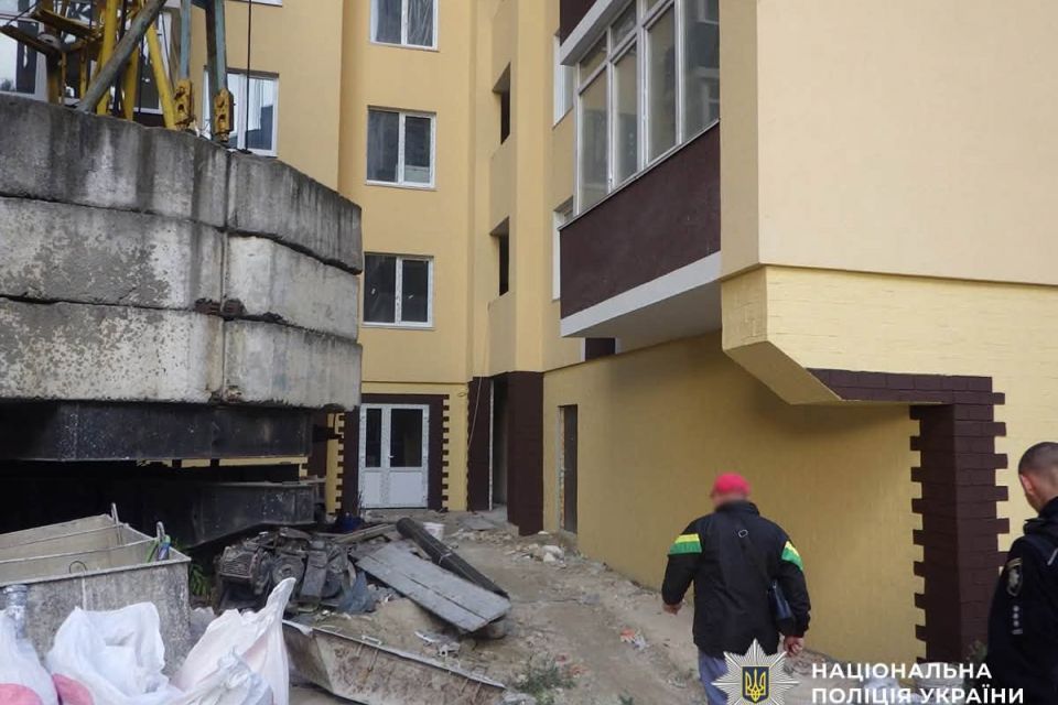 Допомагав знайомому у недобуді: поліція розповіла подробиці травмування юнака у шахті ліфта