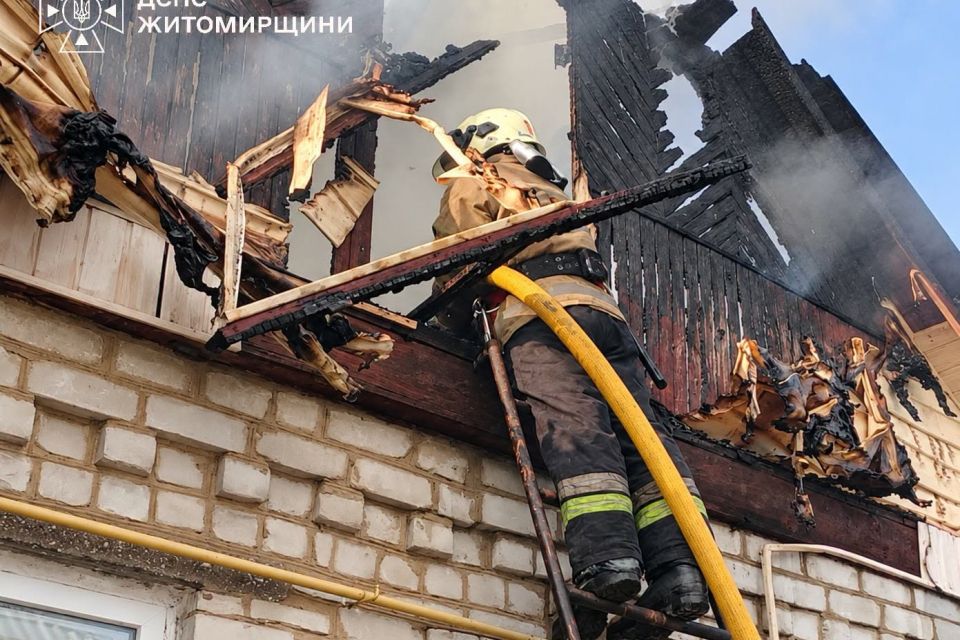 У Радомишлі горів житловий будинок: знищено покрівлю і частково перекриття