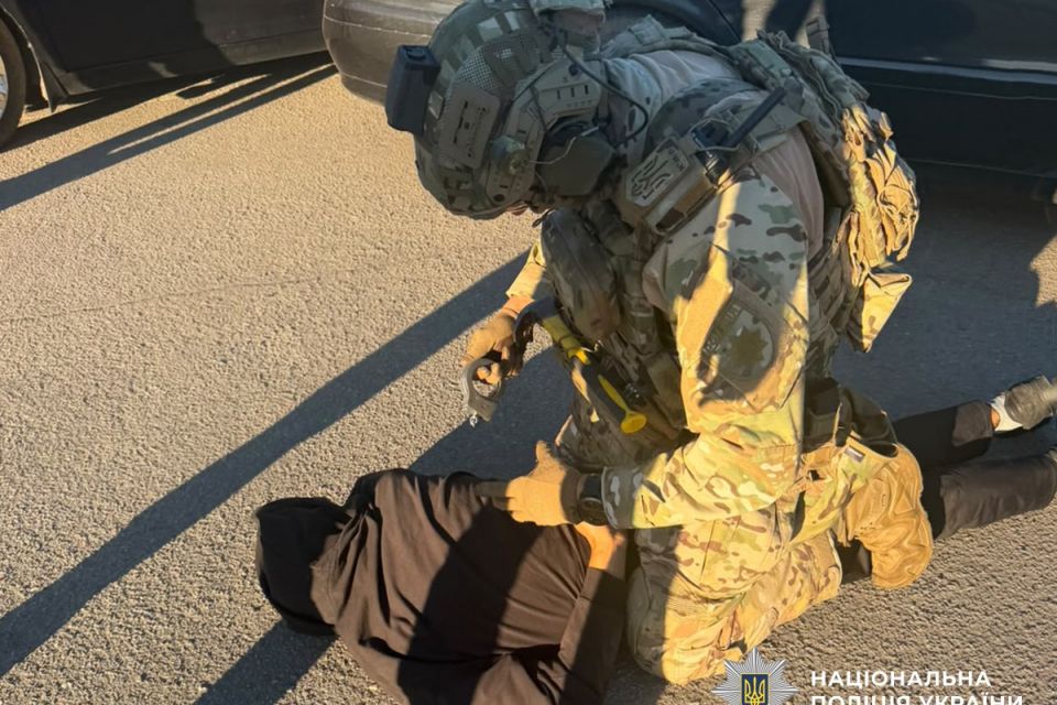 Вигаданий борг та погрози розправою: на Житомирщині поліцейські затримали підозрюваних у вимаганні