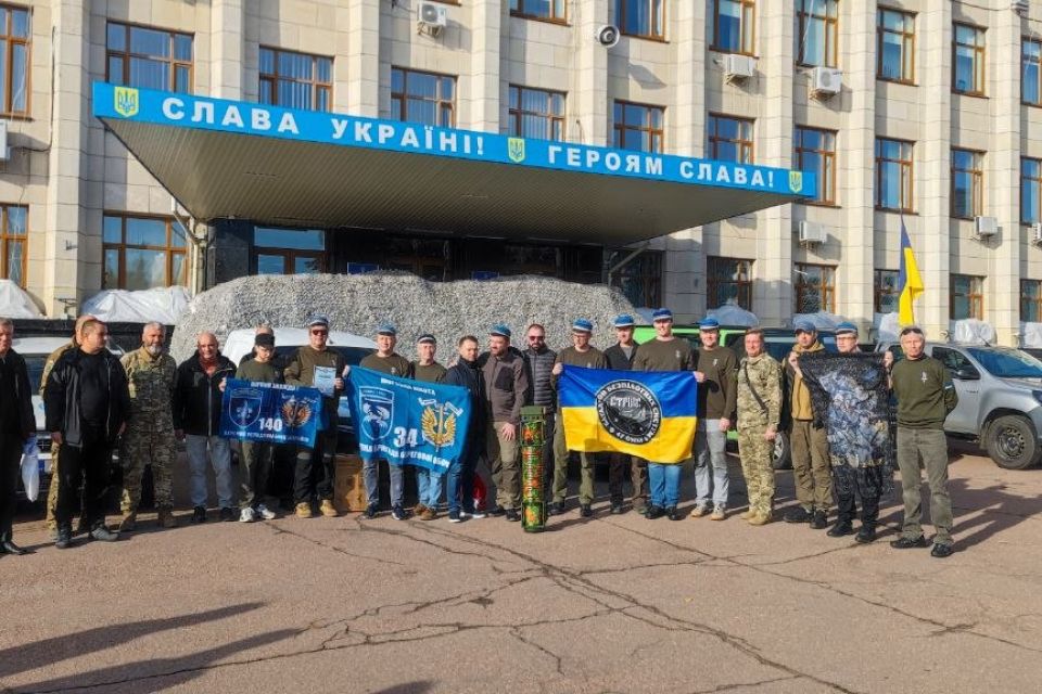 Естонські волонтери передали партію з 13 автомобілів для українських захисників