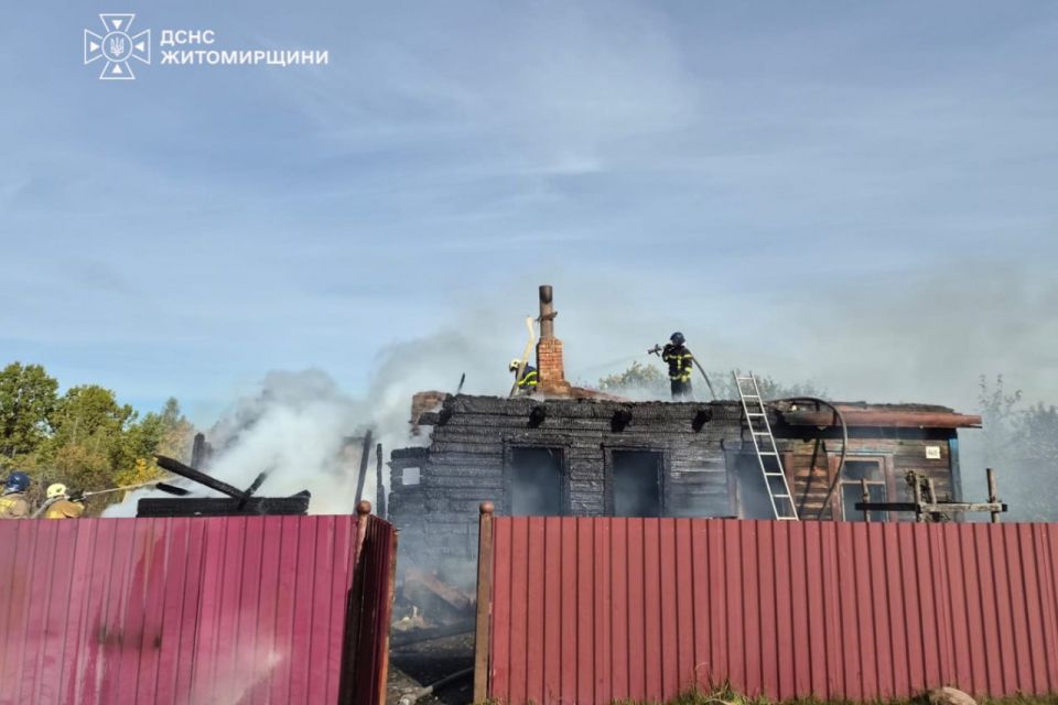 На Коростенщині чоловік отримав опіки рук, намагаючись самотужки загасити палаючу оселю