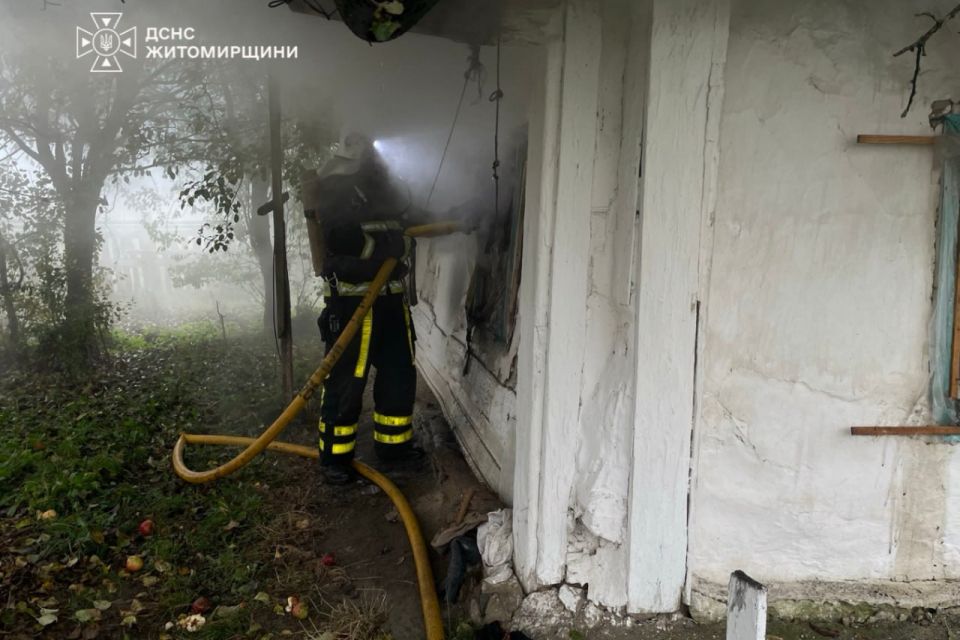 На Коростенщині під час пожежі в житловому будинку рятувальники виявили тіло чоловіка
