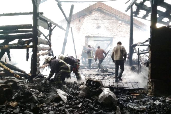 У Романівському районі працівники підприємства палили сміття, від якого запалав склад