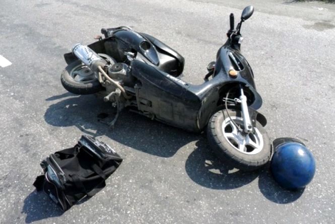 У Чуднівському районі мопед в’їхав у бетонну опору: водій та пасажирка — у лікарні