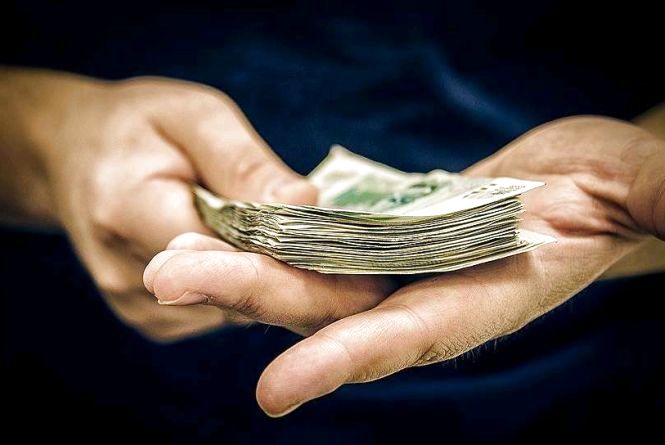 У Житомирі судитимуть начальника управління міської ради за хабар у тисячу доларів США