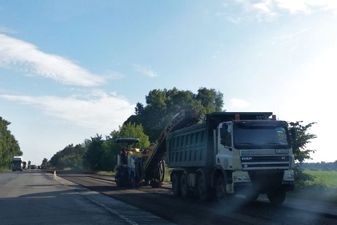 На автодорозі Житомир — Могилів-Подільський продовжується ремонт. Фотофакт