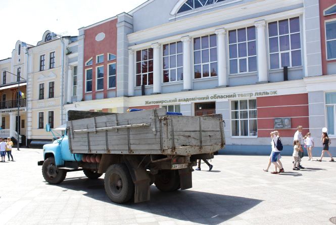 Вулиця Михайлівська в Житомирі перетворюється на стоянку для автомобілів