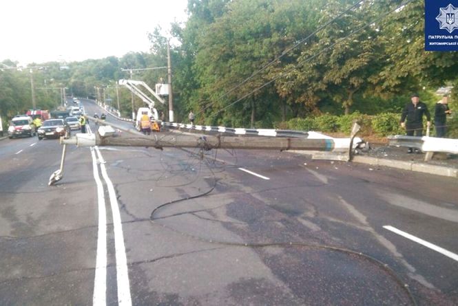 На вулиці Чуднівській водій ВАЗу не впорався з керуванням та звалив електоопору