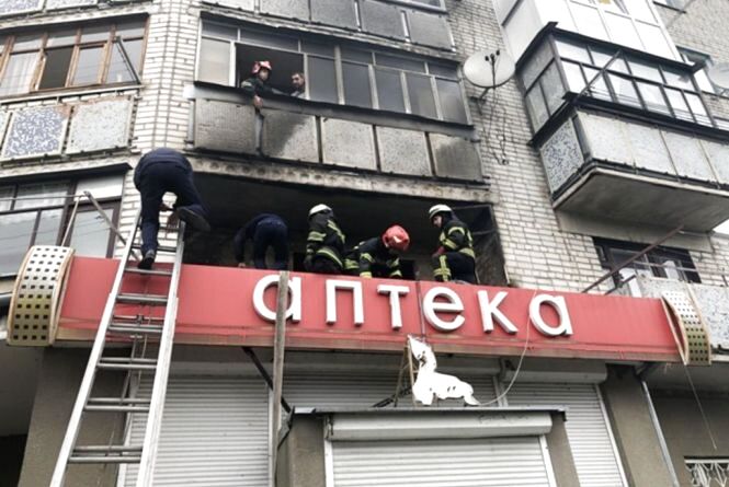 Житомир: поки господарів не було вдома, на балконі виникла пожежа