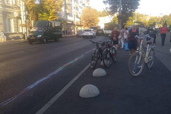У Житомирі крейдою нанесли імпровізовану велорозмітку