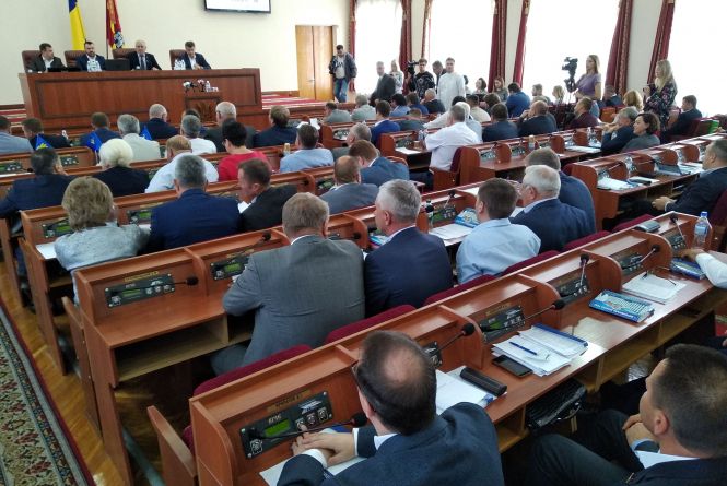 На сесії облради звернулися до Кабміну з проханням про гроші на дороги та звільнення очільника обласної САД Геннадія Савченка