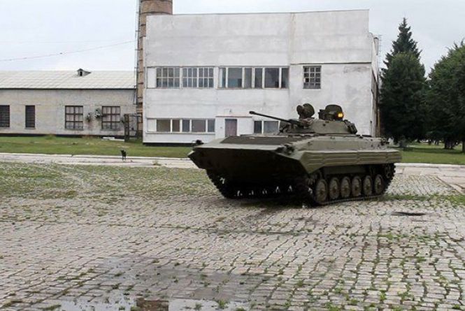 На Бронетанковому заводі проводять обшуки і не випускають працівників