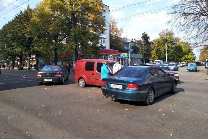 На перехресті В. Бердичівської — Довженка зіштовхнулись два легковики. Фотофакт