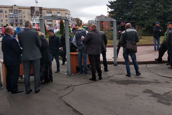 Соборний майдан оточений поліцією і Нацгвардією: Житомир в очікуванні президентів