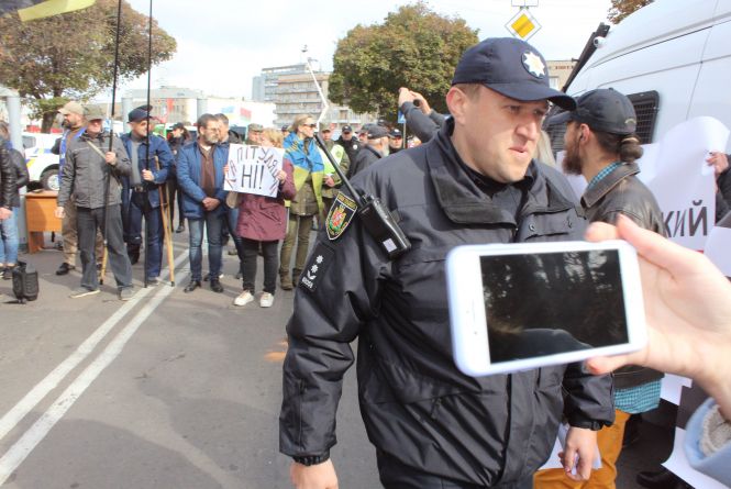 Активісти, що влаштували акцію протесту з фаєрами в Житомирі, заявили про переслідування поліції