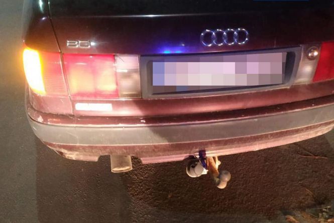 Нервовий водій і білий порошок: поліцейські зупинили авто з наркотиками