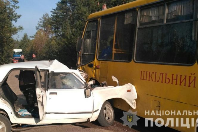 У Коростишівському районі — ДТП з шкільним автобусом: загинув водій легковика