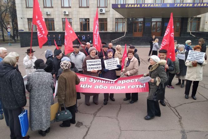 У річницю Жовтневого перевороту на майдані Корольова у Житомирі пенсіонери закликають владу знизити ціни і створити достойні умови життя