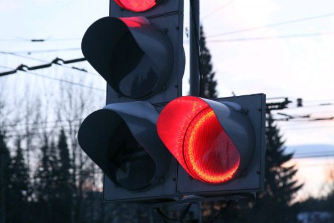 Светофор на путях. Магазин светофор здание. Магазин светофор на степной волгодонск. Мистический светофор. Светофор на максима горького.