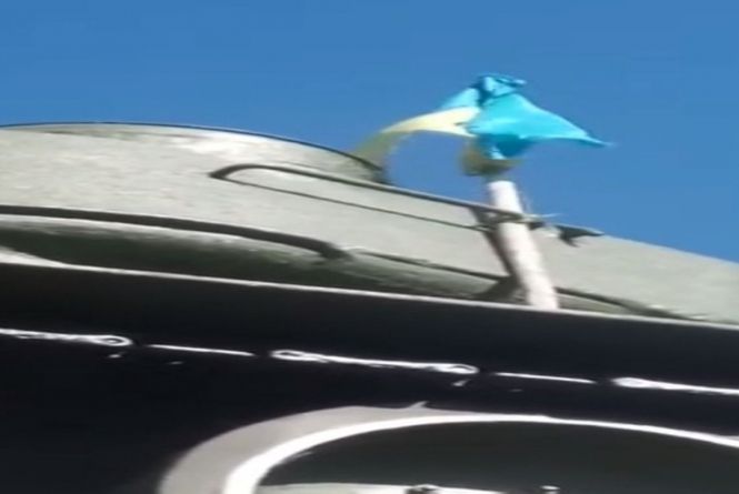 Зневага до державних символів: у центрі Житомира висить подертий прапор