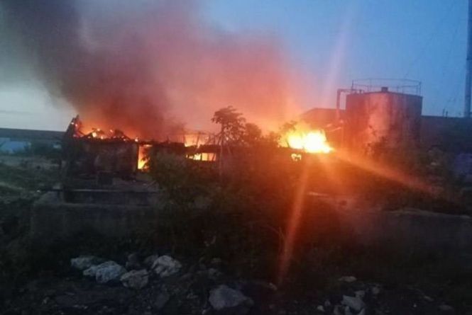 У Бердичеві горів закинутий м'ясокомбінат. ФОТО
