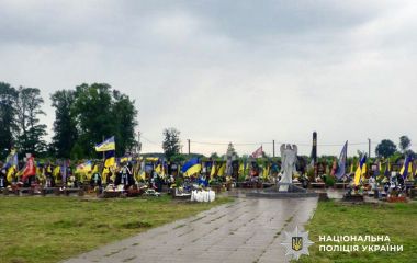 52-річна звягелянка торгувала квітами, викраденими з могил захисників