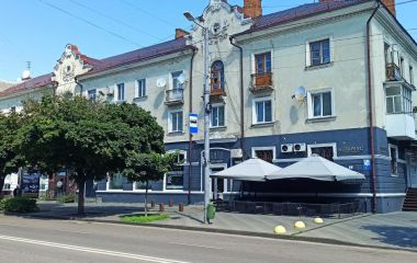 Провалля напроти автодорожнього коледжу: потенційна небезпека у занедбаній туристичній мрії