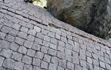 Сміття, розібрана бруківка навколо пам’ятного знаку, поламані лавки - у центрі Житомира все більше слідів деградації і занепаду