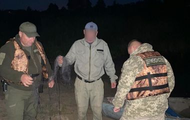 У Тетерівці екоінспектори зафіксували двох рибалок, які ловили рибу забороненими сітками