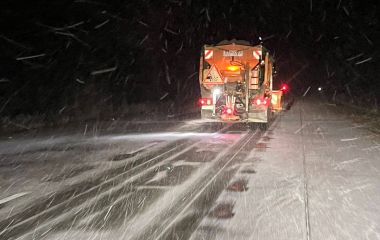 Через снігопад і ожеледицю на дорогах області працювала спецтехніка