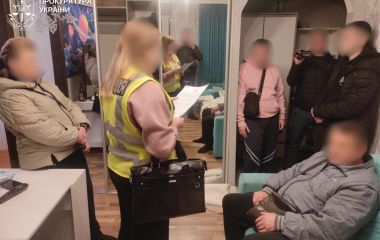 У Житомирі прокурори повідомили про підозру трьом чоловікам у виготовленні та збуті амфетаміну