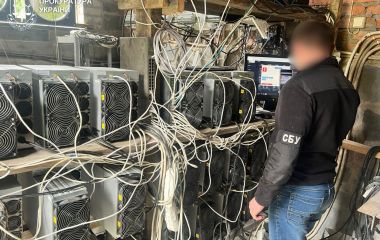 44-річний чоловік обладнав у Житомирі майнінгову ферму, вкравши при цьому  електроенергії на 2,3 млн грн