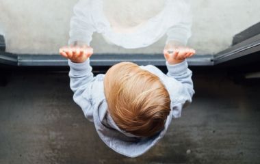 У Чуднові помітили роздягнену однорічну дівчинку, що сама гуляла містом