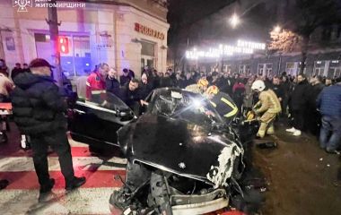 Жахлива ДТП біля міської ради в Житомирі — двоє загиблих, рятувальники деблокували двох людей