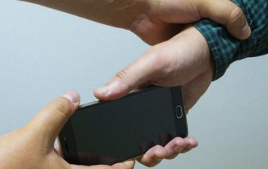 Попросив подзвонити та зник із мобільним: у Коростені поліцейські розшукали причетного до шахрайства