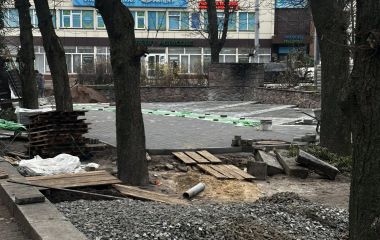 На місці колишнього кафе «Театральне» облаштовують парковку