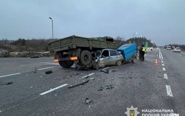 Поблизу Сінгурів внаслідок зіткнення вантажівки і легковика травмовано двоє людей