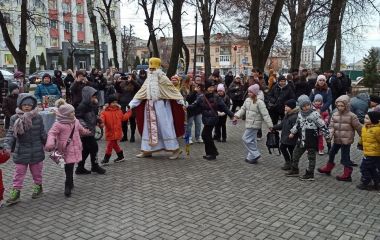 Актори Житомирського театру ляльок провели інтерактивний новорічний захід для дітей на Путятинській площі